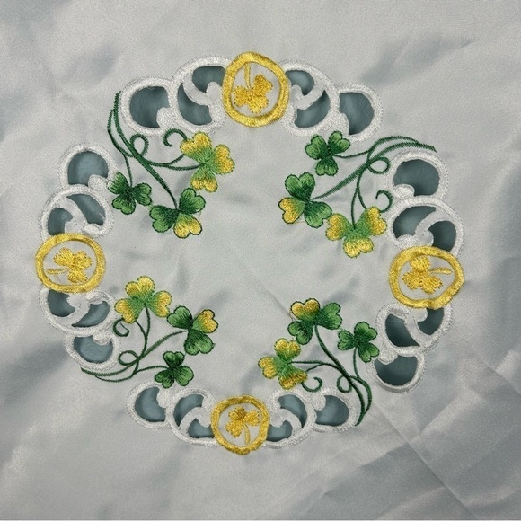 St. Patrick's Day Green and Yellow Embroidered Square Table Cloth 34"x34" - Picture 4 of 7